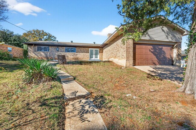 Building Photo - 3014 Jennifer Ave