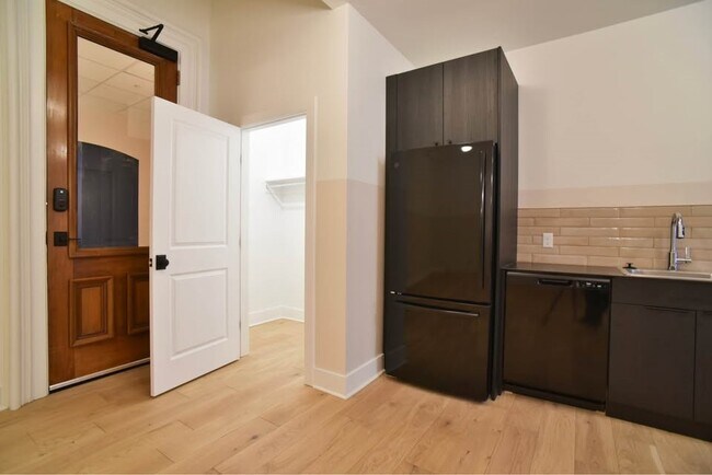 Building Photo - 30 W Broad St