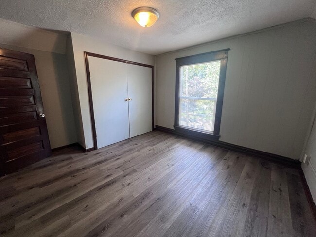 Building Photo - Three Bedroom on the NE Side of GR!
