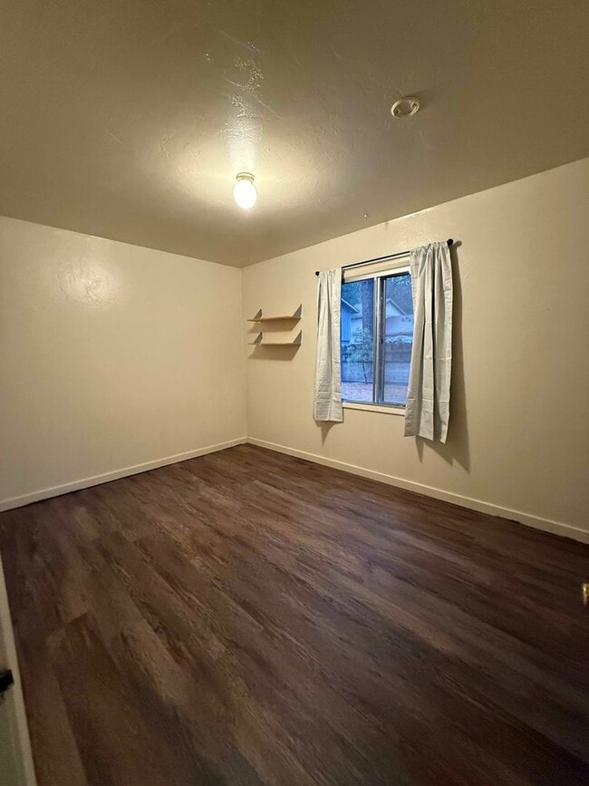 Building Photo - Quiet private one level cabin