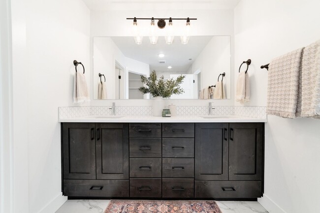 Building Photo - Low Maintenance Meridian Townhome!
