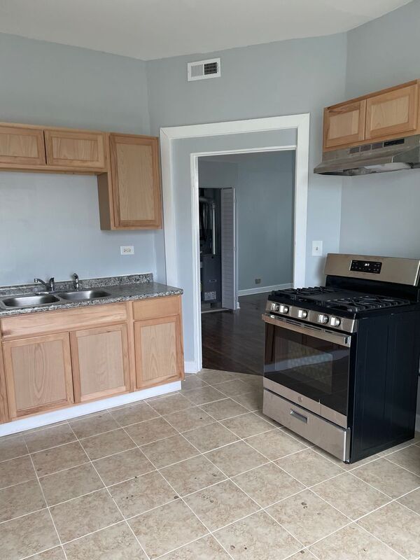 Building Photo - 728 N Pine Ave