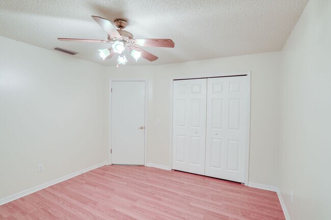 Building Photo - 407 Douglas Way