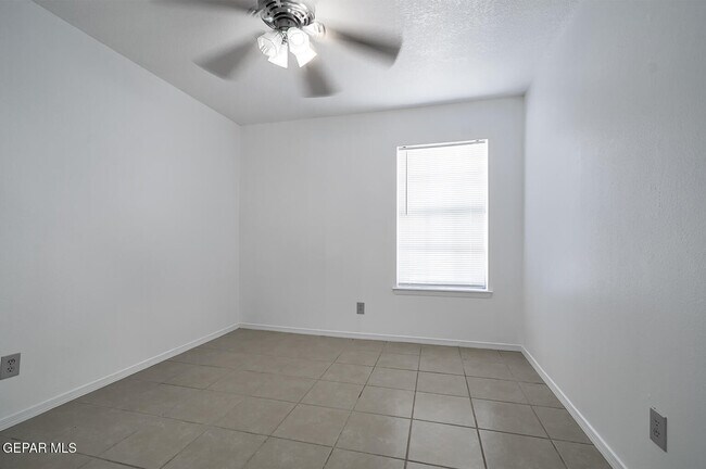 Building Photo - 3536 E Glen Dr