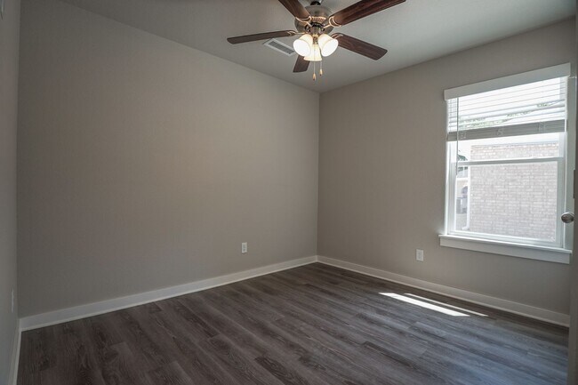 Building Photo - 2 Bedroom 2 Bath home located in Fayetteville!