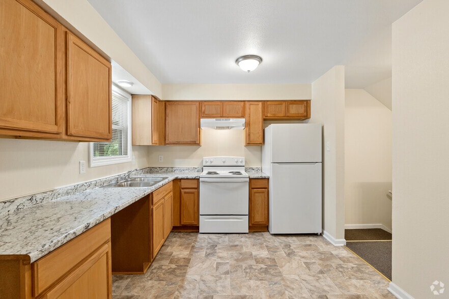 Townhome 2BR, 1.5BA - Kitchen - College Hill Apartments