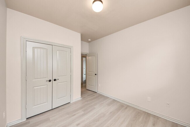Building Photo - 2414 Argos Dr