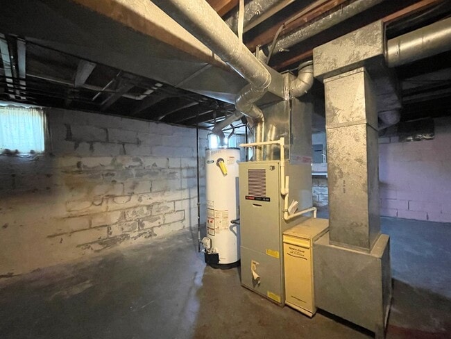 Building Photo - 3 Bedroom With Oversized Garage