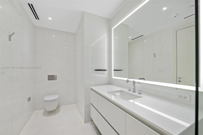 Building Photo - 300 Biscayne Boulevard Way