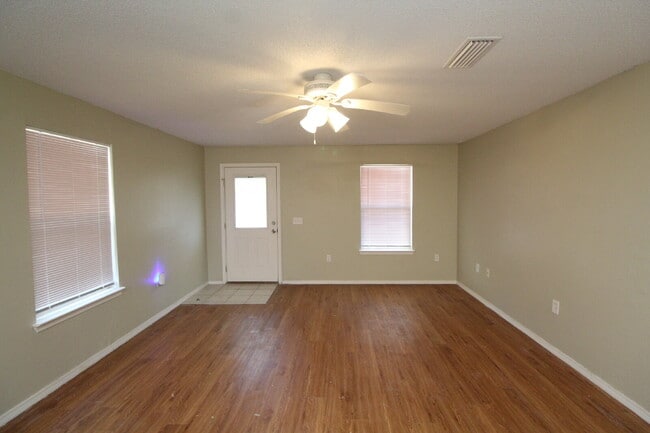 Building Photo - Updated 2BR Home with New Appliances Near Downtown – HUD Accepted