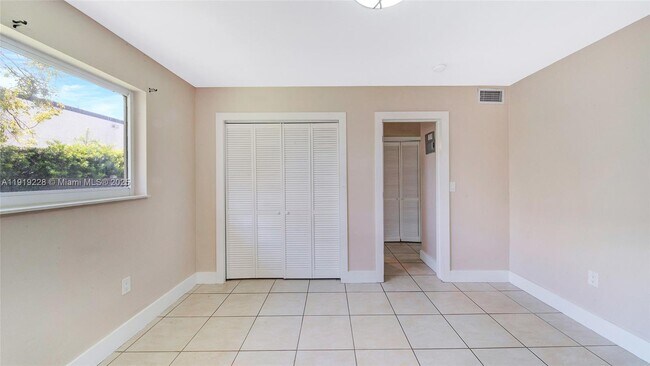 Building Photo - 592 NE 150th St