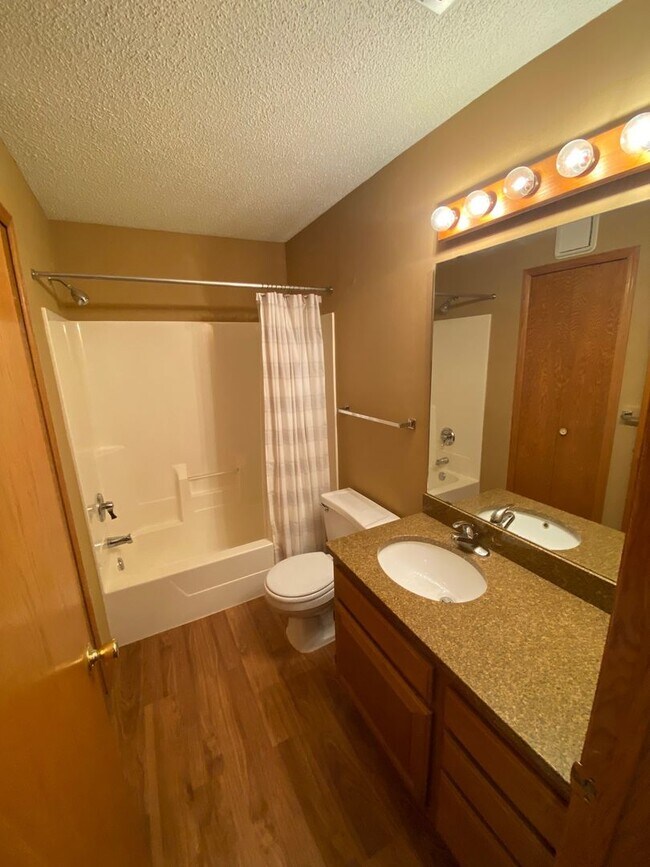 Building Photo - Top Floor Condo Available March 1, Open Floor Plan, Balcony, Fireplace, Walk-in Closet, 2 Baths, ...