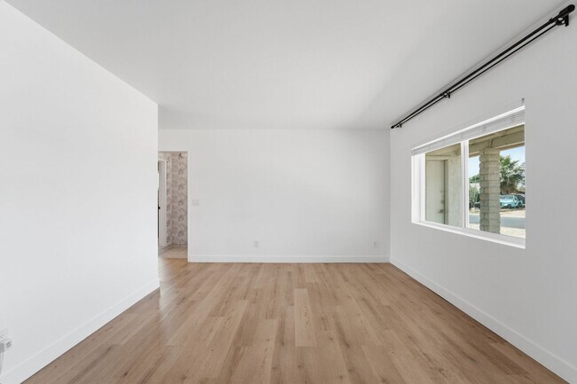 Building Photo - Discover this beautifully renovated 3-bedroom, 2-bath home in Mesa, AZ!