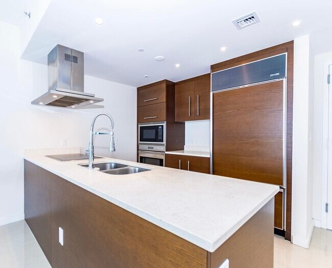 Building Photo - 485 Brickell Ave