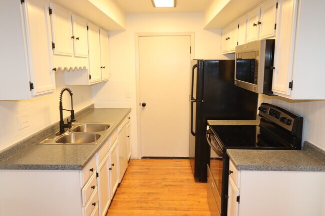 Building Photo - 3 Bedroom Duplex