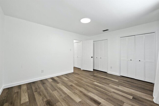 Building Photo - 1706 Elmhurst Dr