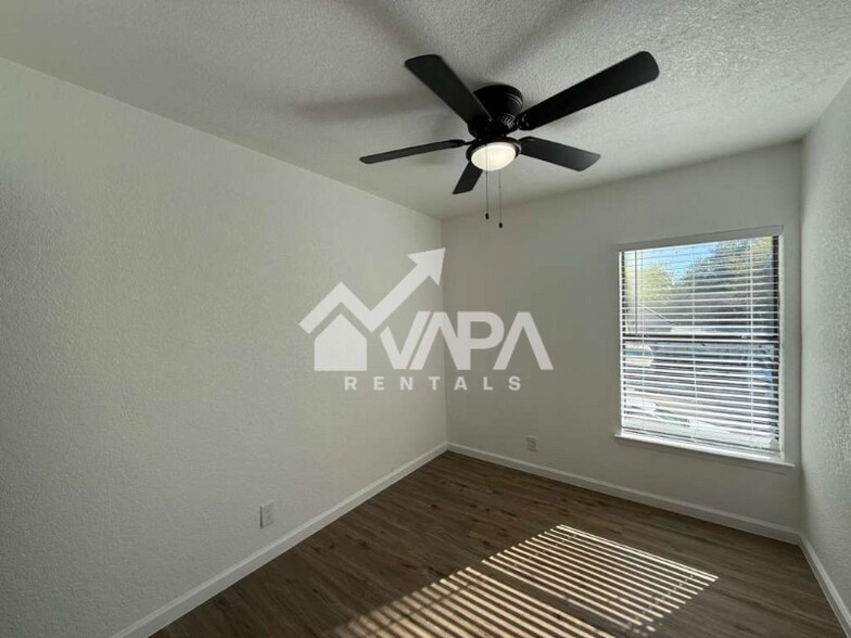 Building Photo - 9923 Birch Field Dr