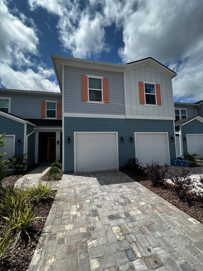 Building Photo - 3/2.5 Townhome in Holly Forest!
