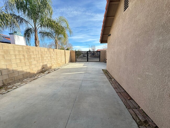 Building Photo - Spacious East Palmdale Home