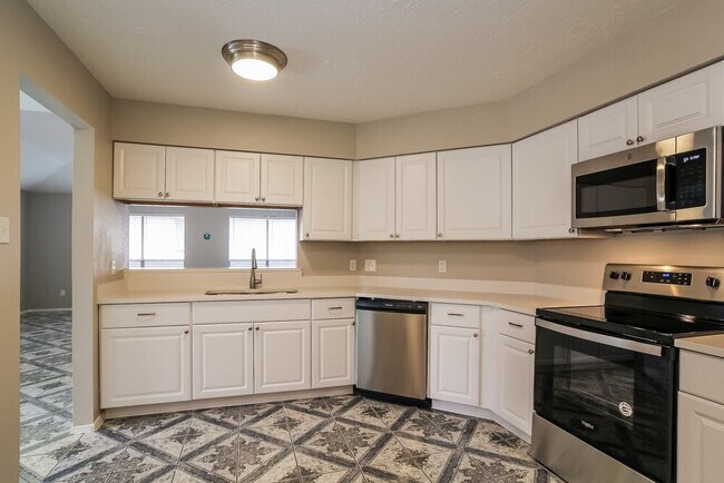 Building Photo - 2138 Pilgrims Point Dr