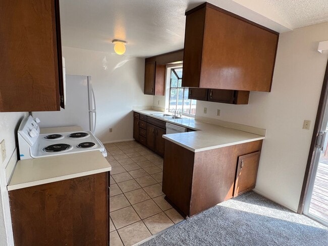 Building Photo - Super Clean Split Level Home with Huge Yard!