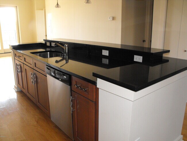 Building Photo - 1661 Riverside Ave