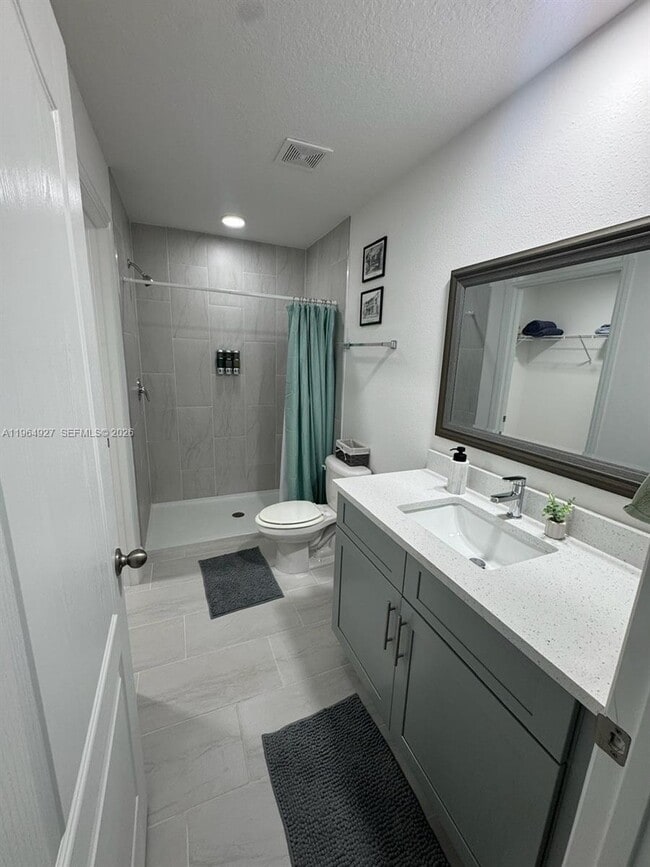 Building Photo - 649 N Lincoln St