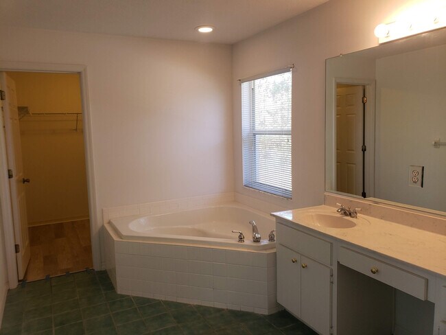 Building Photo - Lovely Pine Ridge Pool Home
