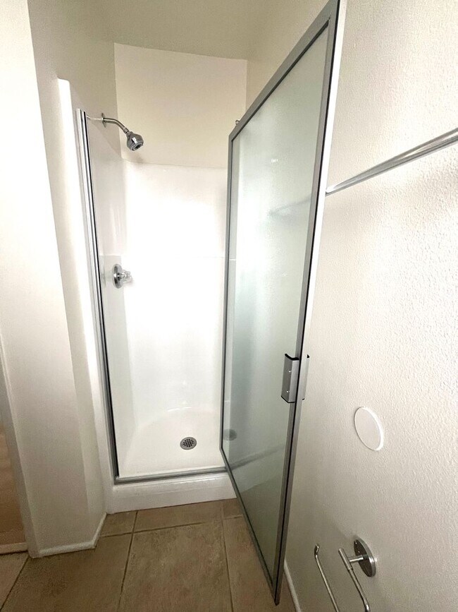 Building Photo - 2 bed 2 bath ocean view Stand alone bungalow by the beach