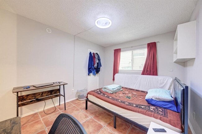 Building Photo - 803 W 28th St