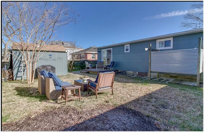 Backyard with outdoor shower - 517 13th St