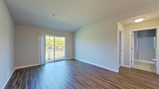 Building Photo - Like New Condo Style Upper 3 Bedroom 2 Bathroom plus Den Apartment is Available
