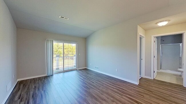 Building Photo - RENT SPECIAL: 1 month FREE! Condo Style Upper 3 Bedroom 2 Bathroom plus Den Apartment Available