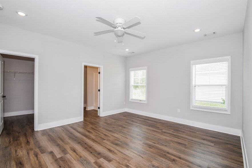 Building Photo - 1047 Autumns Wood Cir E