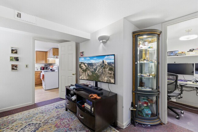 Building Photo - Cozy 1-Bed 1-Bath Basement Apartment blocks from CSU!