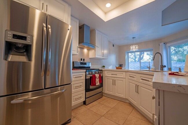 Building Photo - Charming Home for Now Leasing in Thousand Oaks!