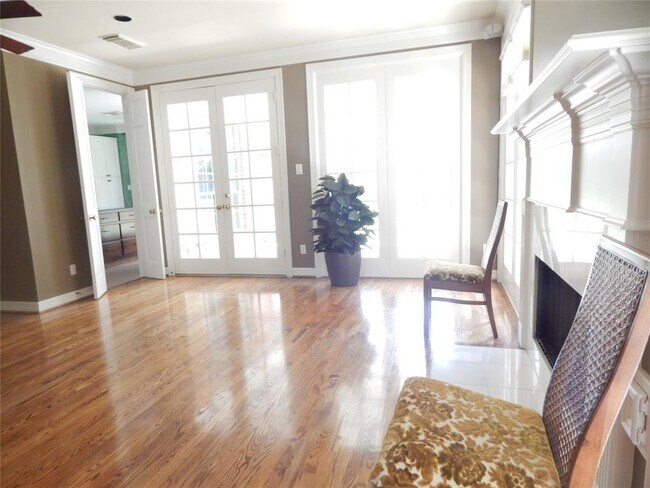 Building Photo - 5583 Beverly Hill St