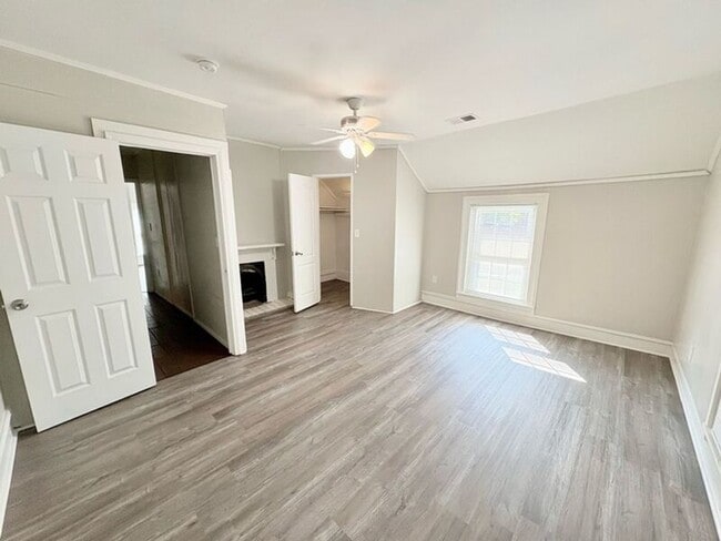 Building Photo - 533 Broadway St