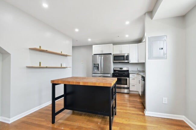 Building Photo - Available Now! 2 Level, 2 Bedroom Condo in Hill East!