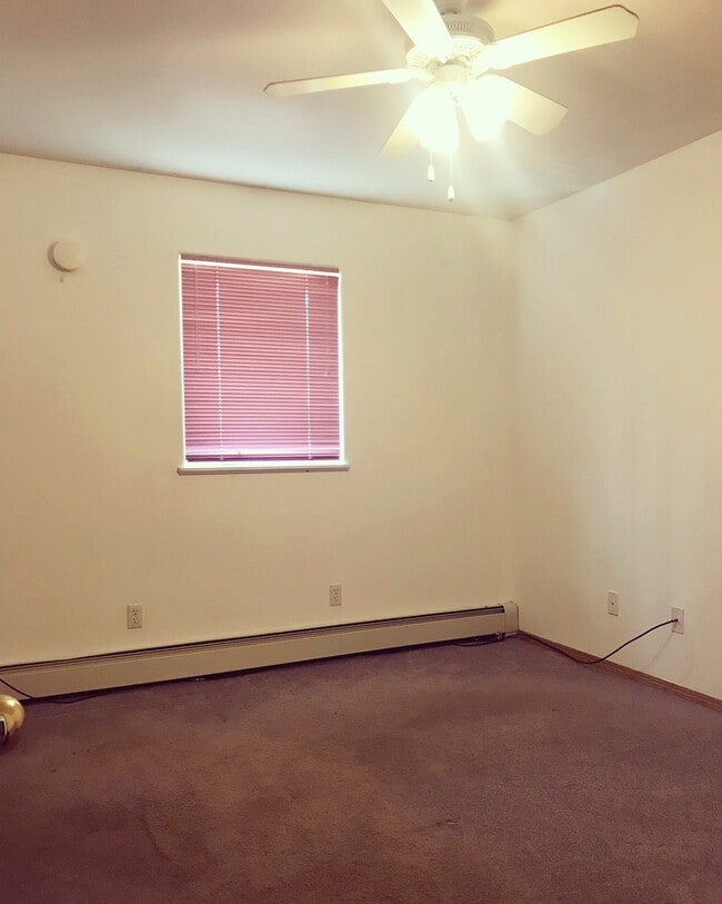 Building Photo - Centrally located 3 bed/2 bath Ranch style home with large oversized heated garage.