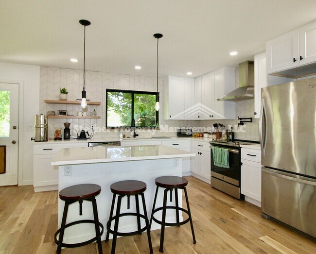 Building Photo - Incredible Updated Home