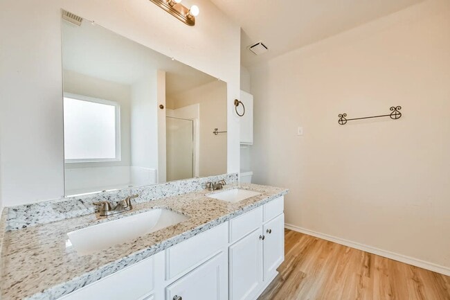 Building Photo - 106 Mango St