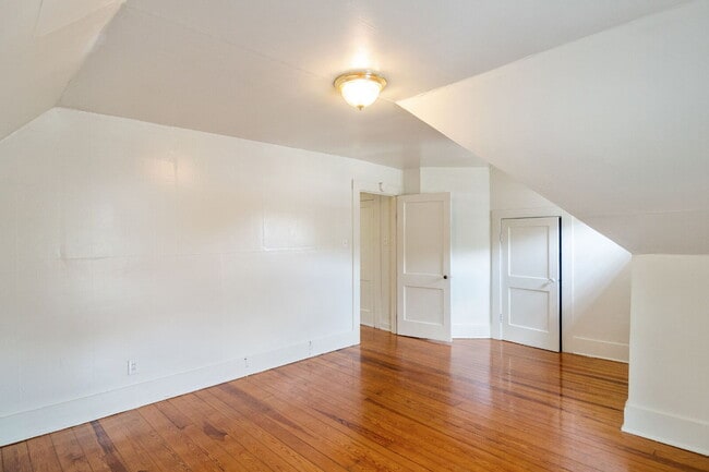 Building Photo - "Charming 1-Bedroom Retreat with Gleaming ...