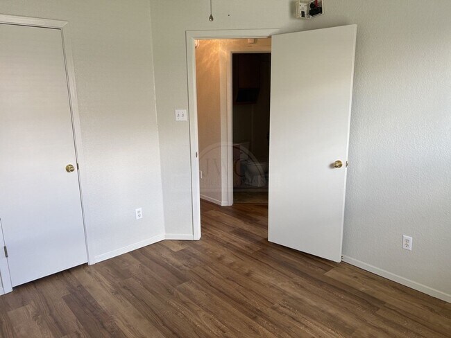 Building Photo - 621 Deloris Dr