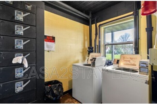 Building Photo - 2123 St Johns Pl