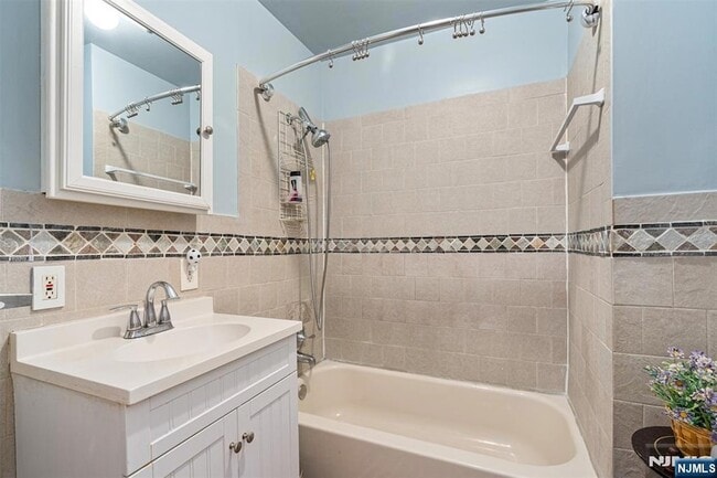 Building Photo - 53 Poplar Ave