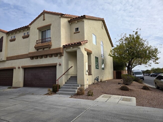 Building Photo - Guard Gated wonderful community 3 Bedroom Townhome!