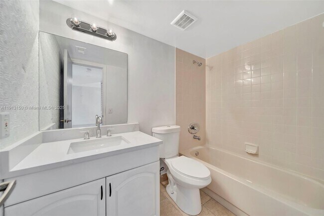 Building Photo - 117 Lake Emerald Dr