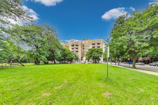 Building Photo - 821 S Racine Ave