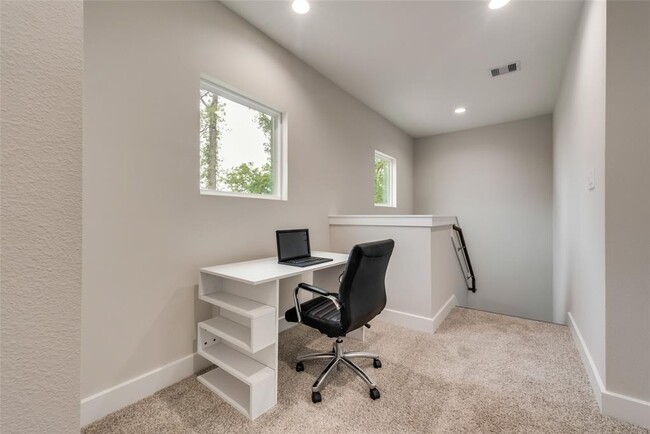 Building Photo - 3362 Pinemont Dr